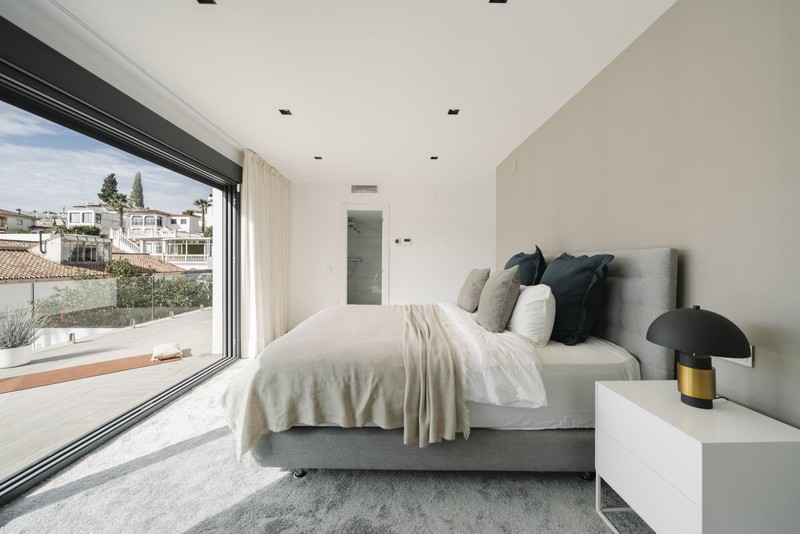 FOR SALE 🏡 Renovated Villa with Heated Pool, Walking Distance to Puerto Banús – Nueva Andalucía, Marbella 🇪🇸