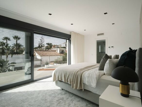 FOR SALE 🏡 Renovated Villa with Heated Pool, Walking Distance to Puerto Banús – Nueva Andalucía, Marbella 🇪🇸