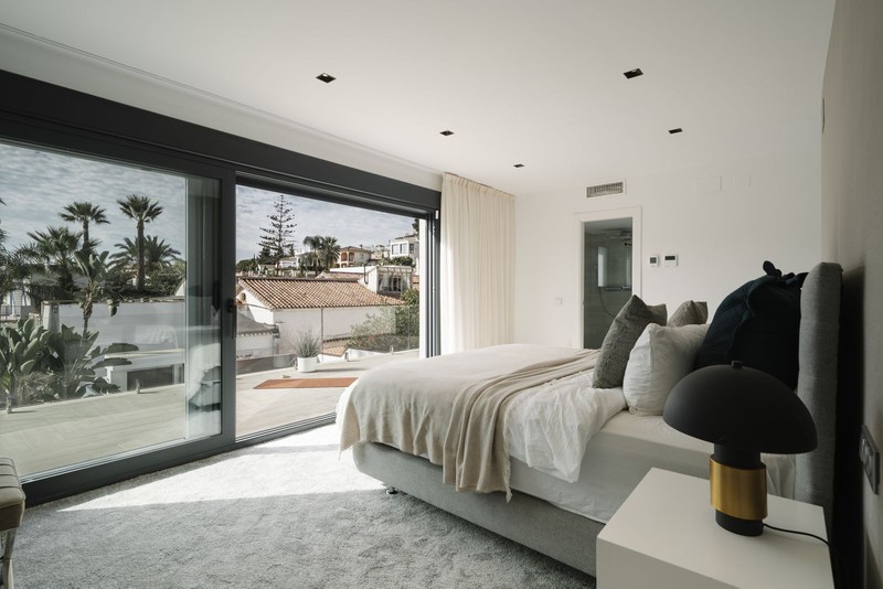 FOR SALE 🏡 Renovated Villa with Heated Pool, Walking Distance to Puerto Banús – Nueva Andalucía, Marbella 🇪🇸