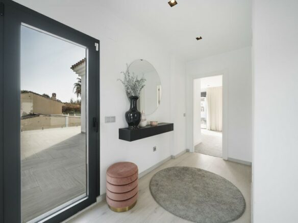 FOR SALE 🏡 Renovated Villa with Heated Pool, Walking Distance to Puerto Banús – Nueva Andalucía, Marbella 🇪🇸