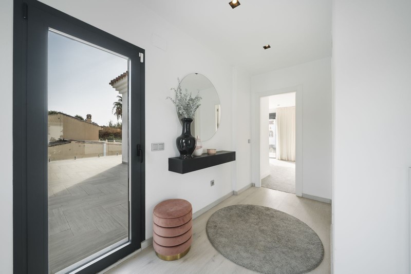 FOR SALE 🏡 Renovated Villa with Heated Pool, Walking Distance to Puerto Banús – Nueva Andalucía, Marbella 🇪🇸