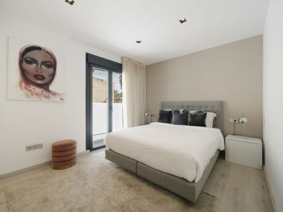 FOR SALE 🏡 Renovated Villa with Heated Pool, Walking Distance to Puerto Banús – Nueva Andalucía, Marbella 🇪🇸