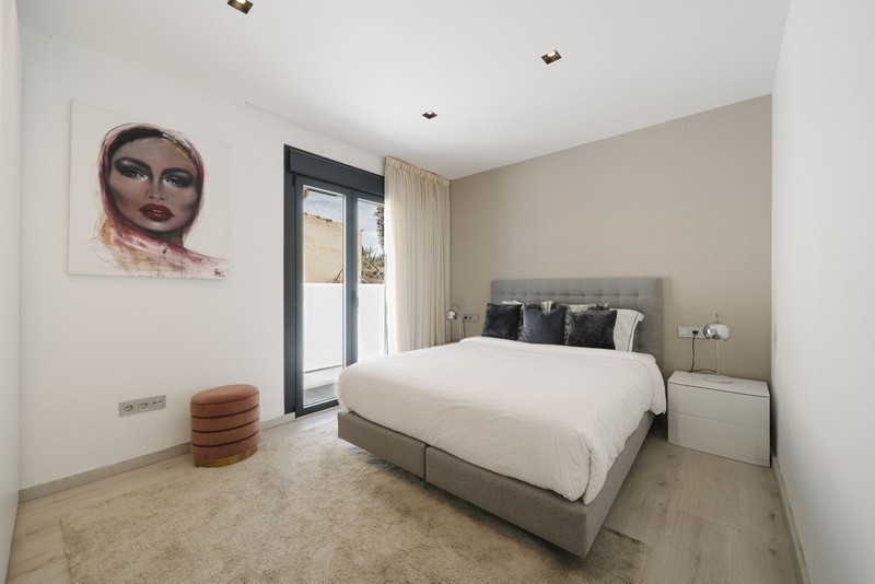 FOR SALE 🏡 Renovated Villa with Heated Pool, Walking Distance to Puerto Banús – Nueva Andalucía, Marbella 🇪🇸