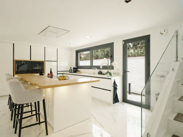 FOR SALE 🏡 Renovated Villa with Heated Pool, Walking Distance to Puerto Banús – Nueva Andalucía, Marbella 🇪🇸
