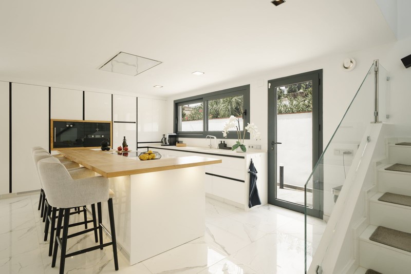 FOR SALE 🏡 Renovated Villa with Heated Pool, Walking Distance to Puerto Banús – Nueva Andalucía, Marbella 🇪🇸