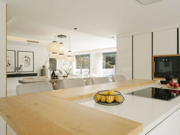 FOR SALE 🏡 Renovated Villa with Heated Pool, Walking Distance to Puerto Banús – Nueva Andalucía, Marbella 🇪🇸