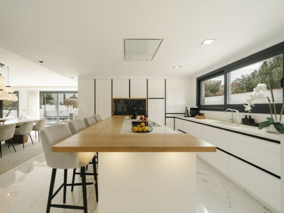 FOR SALE 🏡 Renovated Villa with Heated Pool, Walking Distance to Puerto Banús – Nueva Andalucía, Marbella 🇪🇸