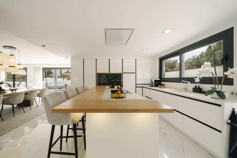FOR SALE 🏡 Renovated Villa with Heated Pool, Walking Distance to Puerto Banús – Nueva Andalucía, Marbella 🇪🇸