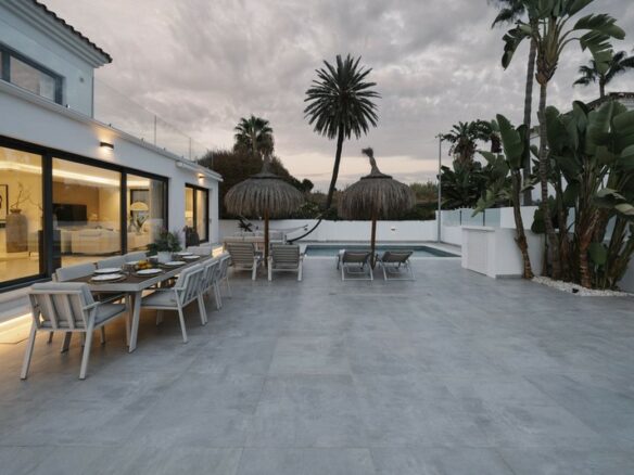 FOR SALE 🏡 Renovated Villa with Heated Pool, Walking Distance to Puerto Banús – Nueva Andalucía, Marbella 🇪🇸