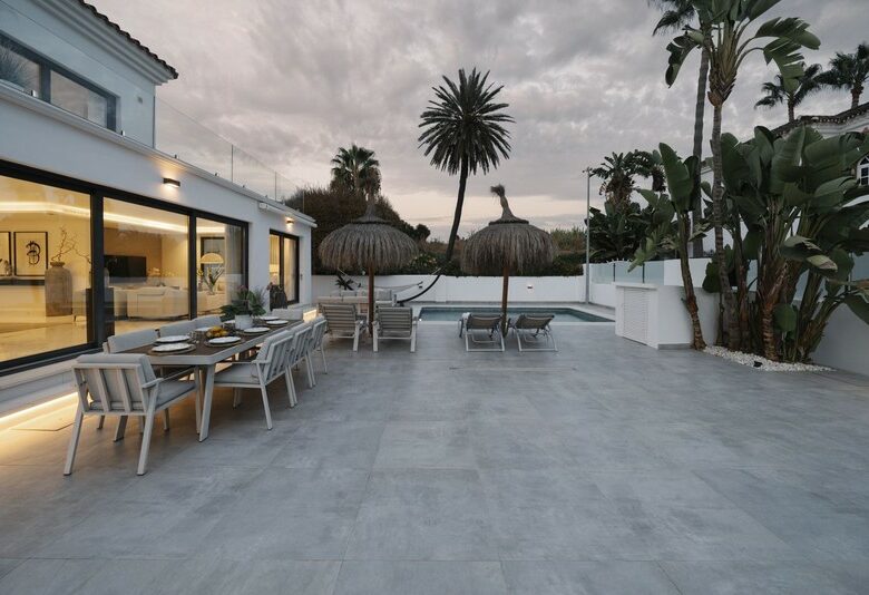 FOR SALE 🏡 Renovated Villa with Heated Pool, Walking Distance to Puerto Banús – Nueva Andalucía, Marbella 🇪🇸