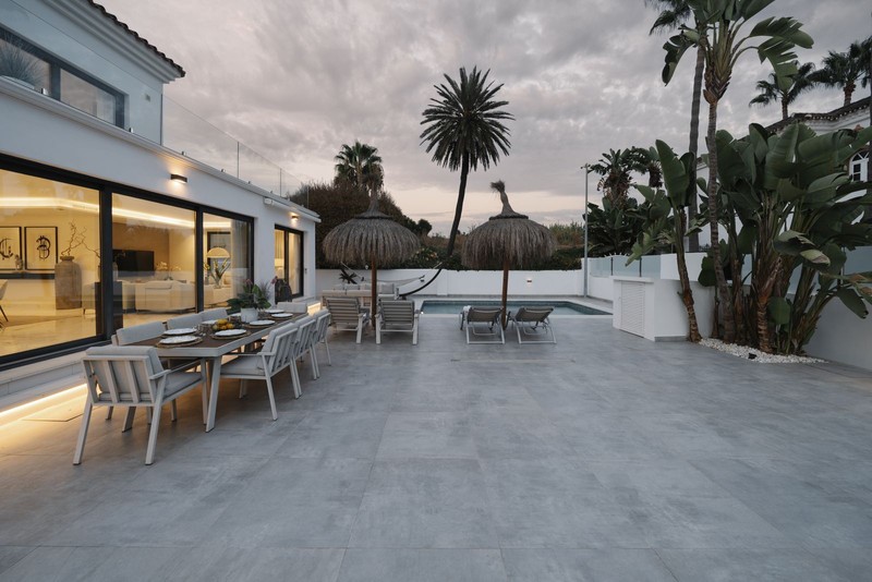 FOR SALE 🏡 Renovated Villa with Heated Pool, Walking Distance to Puerto Banús – Nueva Andalucía, Marbella 🇪🇸