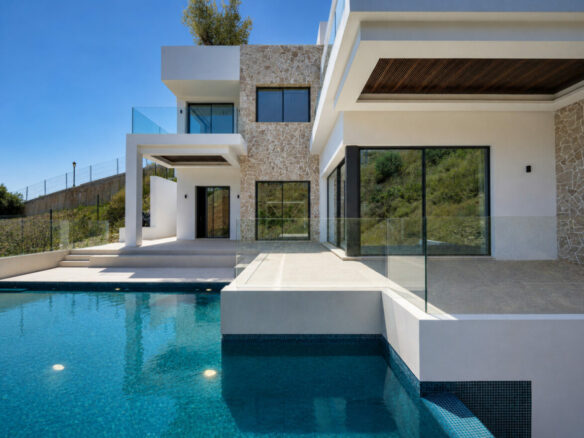 FOR SALE 🏡 Contemporary Designer Villa with Panoramic Sea Views – Elviria, Marbella East