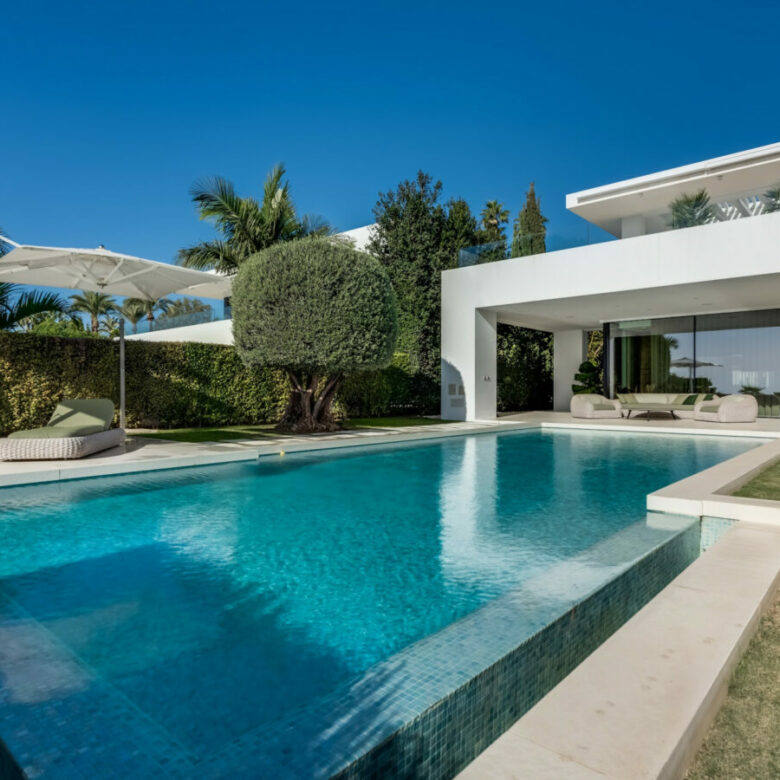 FOR SALE 🏡 Contemporary 5-Bedroom Villa with Panoramic Sea Views – Las Lomas del Marbella Club, Golden Mile, Marbella 🇪🇸