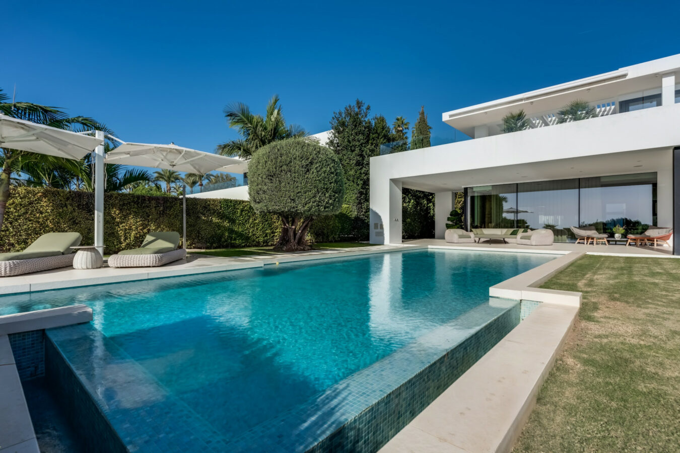 FOR SALE 🏡 Contemporary 5-Bedroom Villa with Panoramic Sea Views – Las Lomas del Marbella Club, Golden Mile, Marbella 🇪🇸