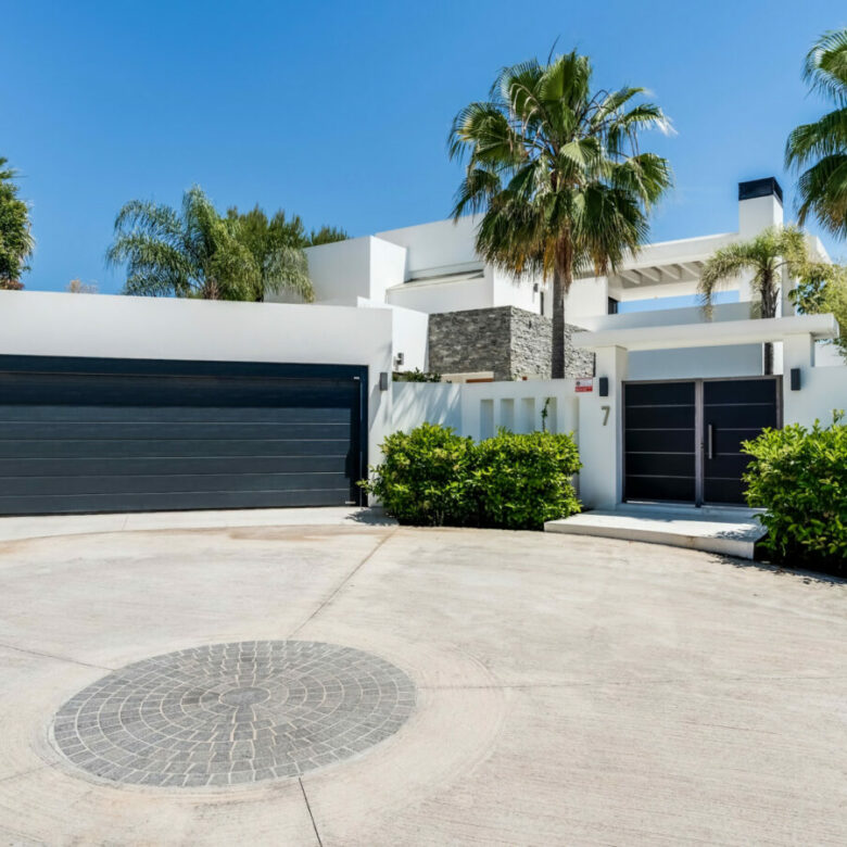 FOR SALE 🏡 Contemporary 5-Bedroom Villa with Panoramic Sea Views – Las Lomas del Marbella Club, Golden Mile, Marbella 🇪🇸