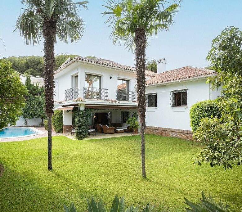 FOR SALE 🏡 Classic Six-Bedroom Villa to Modernise with Pool in Gated Community – Los Monteros, Marbella East 🇪🇸