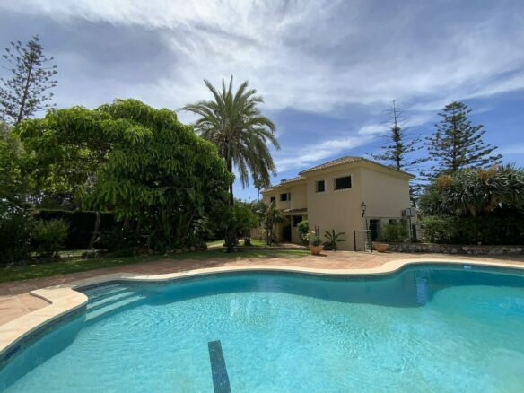 Large villa with mature gardens and pool near Marbella centre, El Mirador