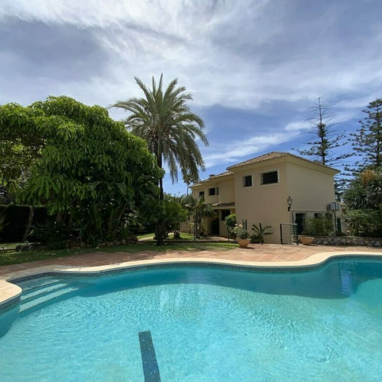 FOR SALE 🏡 Large Villa with Mature Gardens and Pool Minutes from the Centre – El Mirador, Marbella 🇪🇸