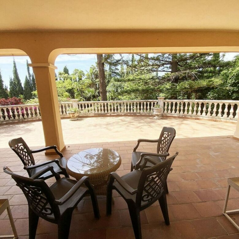 Large villa with mature gardens and pool near Marbella centre, El Mirador