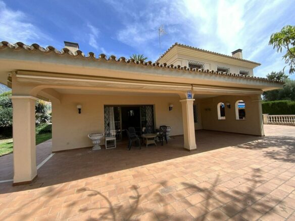 Large villa with mature gardens and pool near Marbella centre, El Mirador