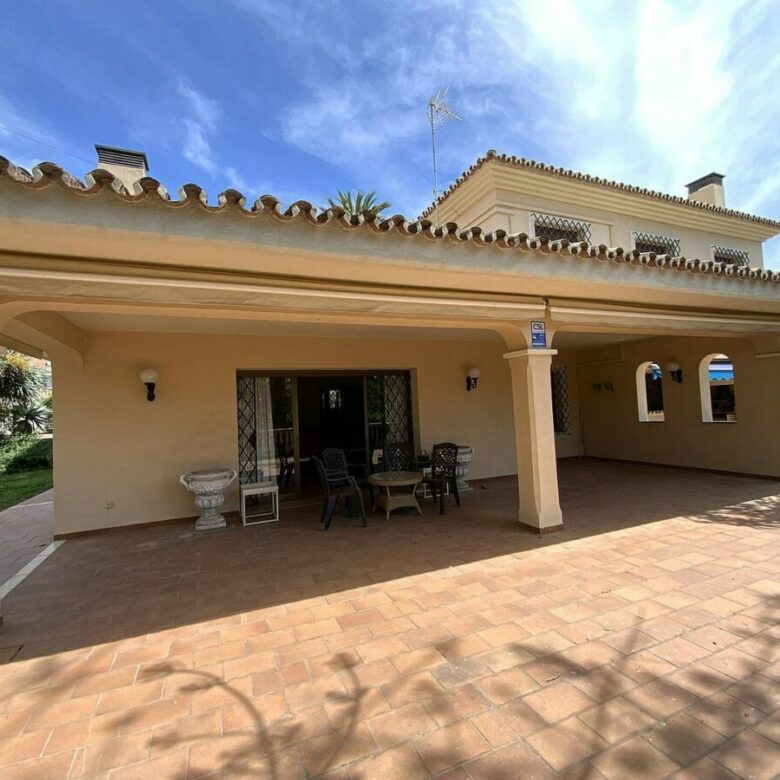 Large villa with mature gardens and pool near Marbella centre, El Mirador