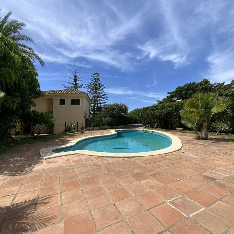 Large villa with mature gardens and pool near Marbella centre, El Mirador