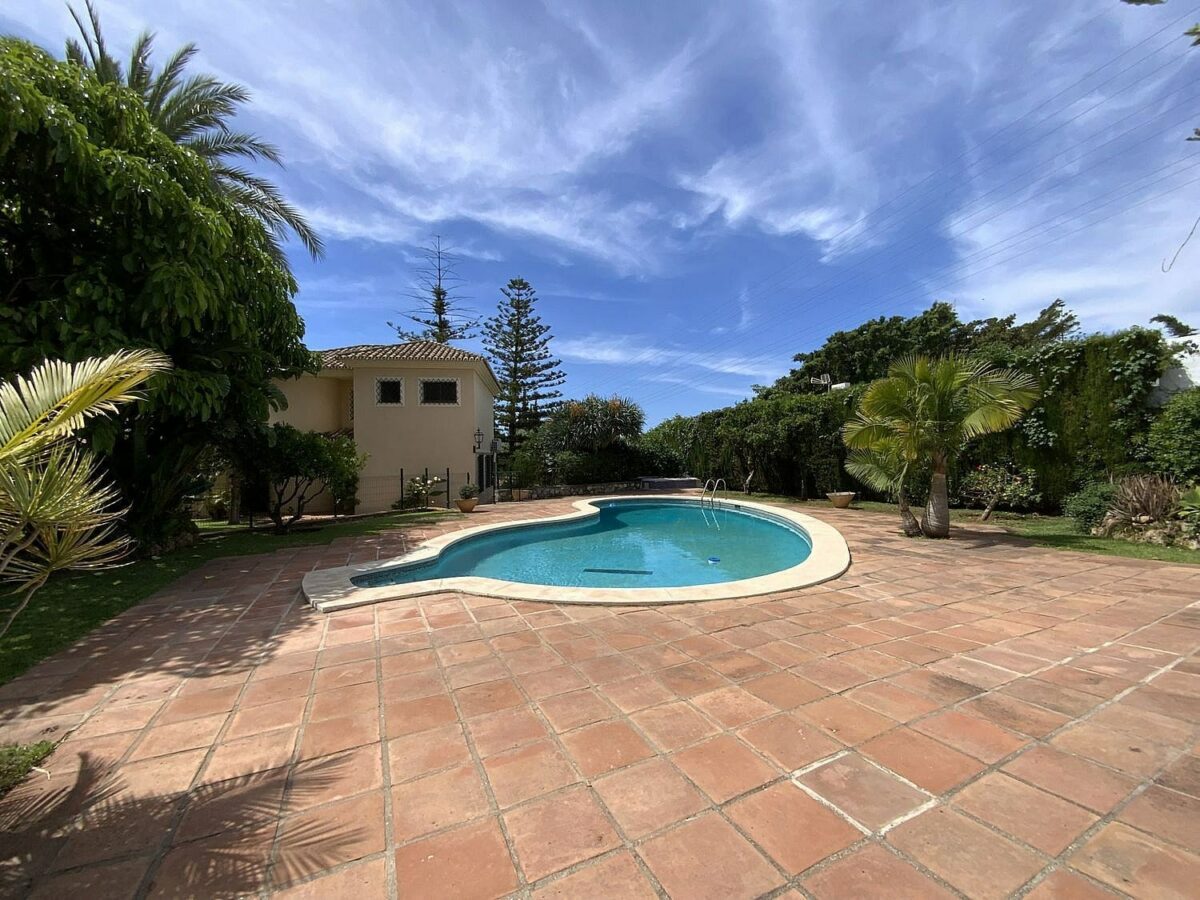 Large villa with mature gardens and pool near Marbella centre, El Mirador