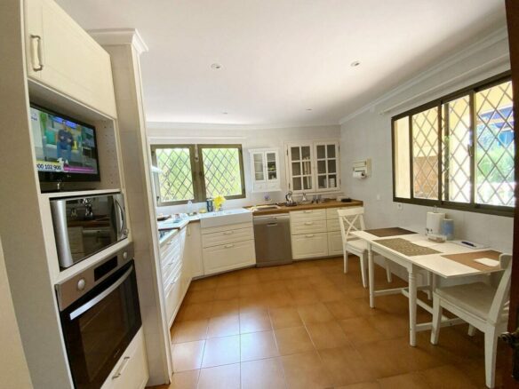 Large villa with mature gardens and pool near Marbella centre, El Mirador