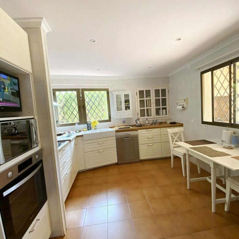 Large villa with mature gardens and pool near Marbella centre, El Mirador