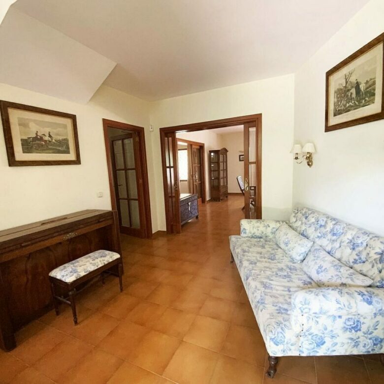 Large villa with mature gardens and pool near Marbella centre, El Mirador