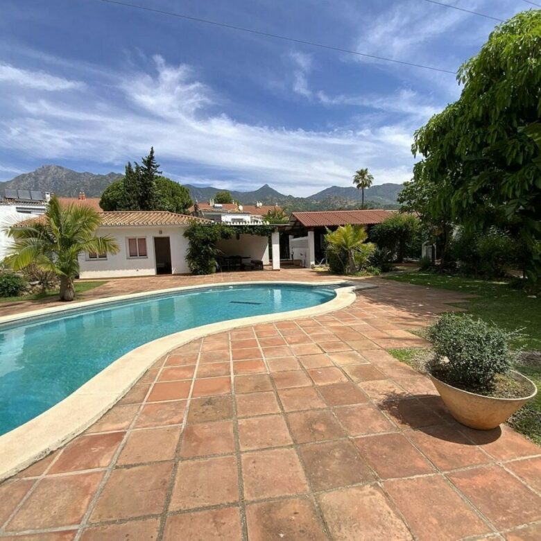 Large villa with mature gardens and pool near Marbella centre, El Mirador