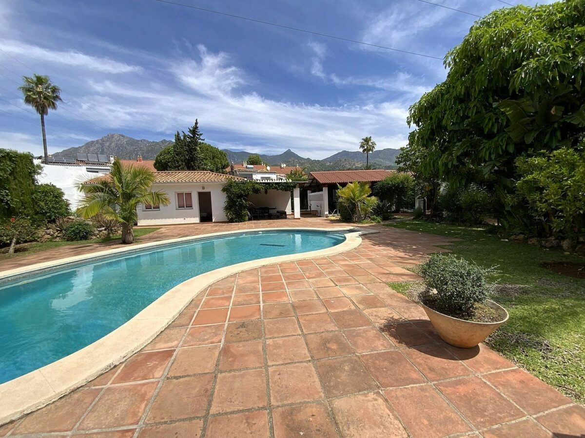 Large villa with mature gardens and pool near Marbella centre, El Mirador