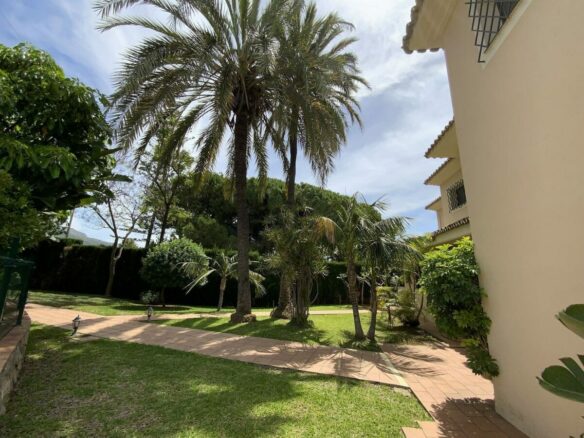Large villa with mature gardens and pool near Marbella centre, El Mirador