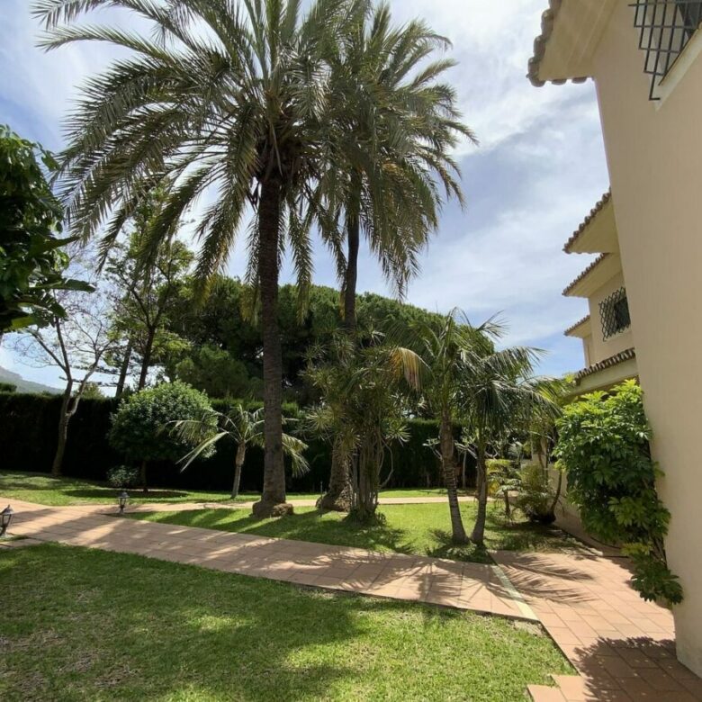 Large villa with mature gardens and pool near Marbella centre, El Mirador