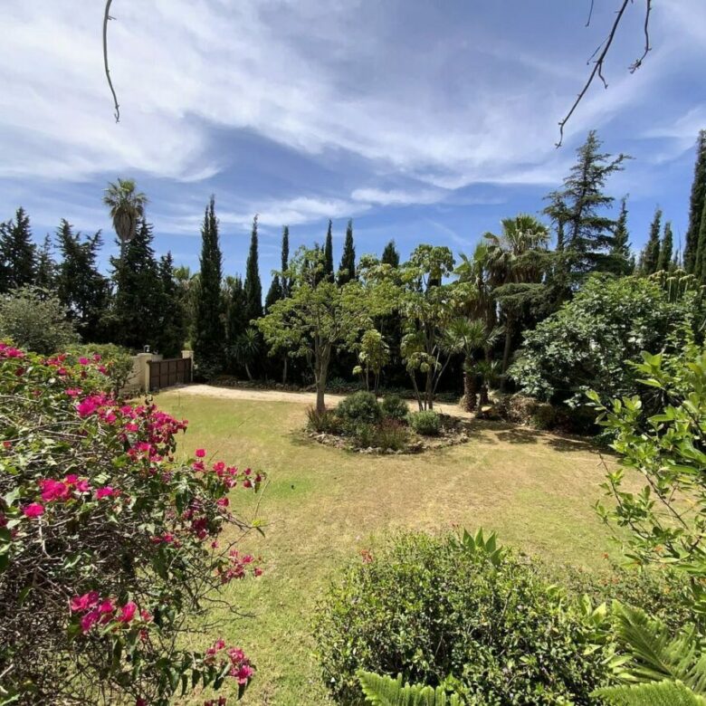 Large villa with mature gardens and pool near Marbella centre, El Mirador