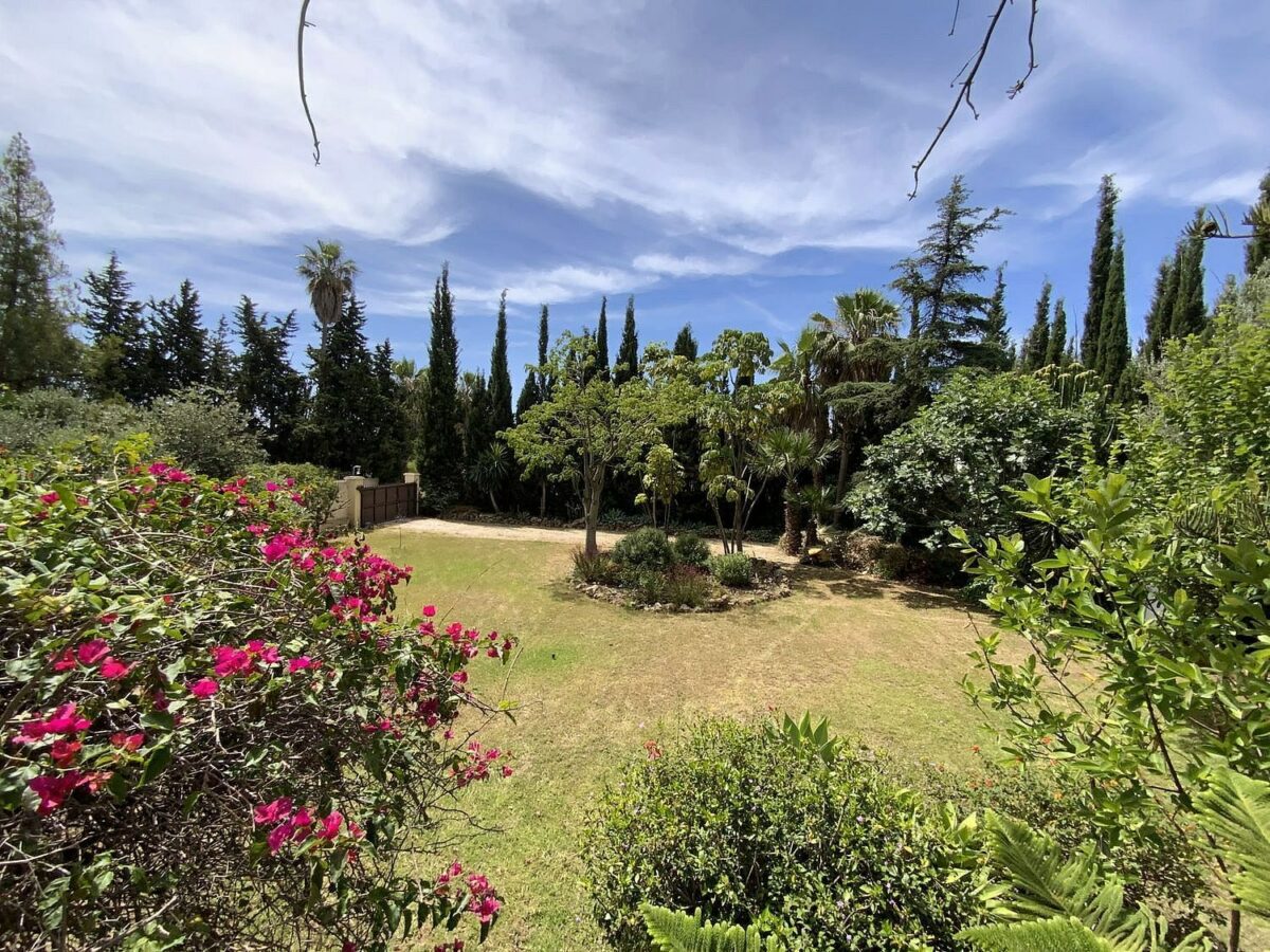 Large villa with mature gardens and pool near Marbella centre, El Mirador