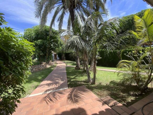 Large villa with mature gardens and pool near Marbella centre, El Mirador