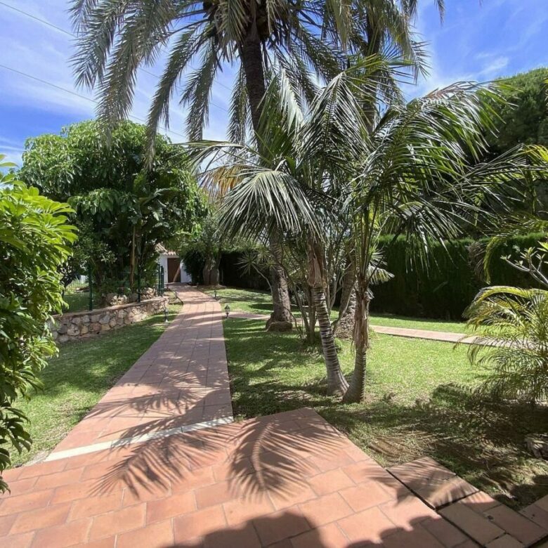 Large villa with mature gardens and pool near Marbella centre, El Mirador