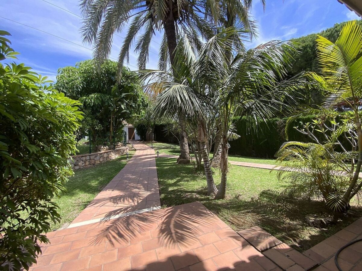 Large villa with mature gardens and pool near Marbella centre, El Mirador