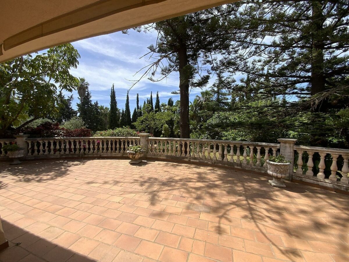 Large villa with mature gardens and pool near Marbella centre, El Mirador