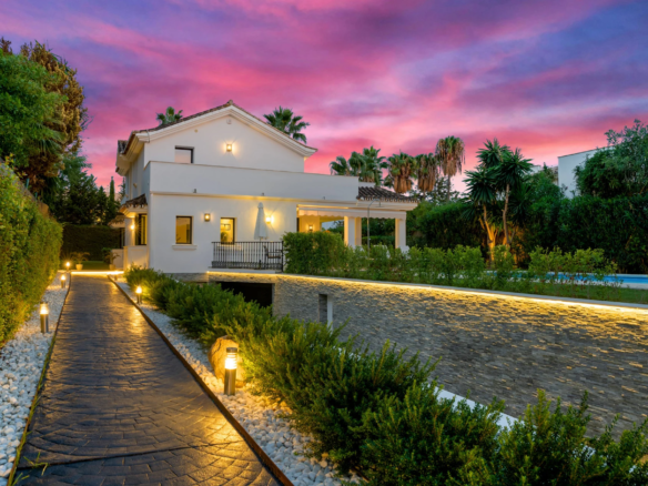 FOR SALE 🏡 Villa Cisne – Nueva Andalucía, Marbella