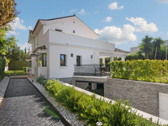 FOR SALE 🏡 Villa Cisne – Nueva Andalucía, Marbella