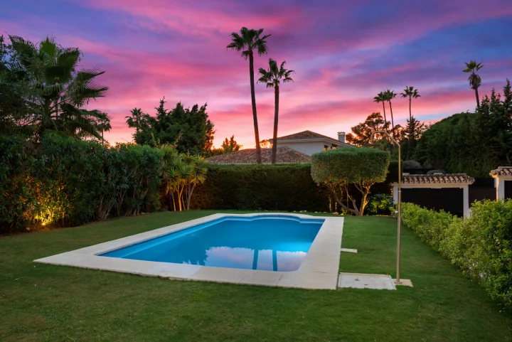 FOR SALE 🏡 Villa Cisne – Nueva Andalucía, Marbella