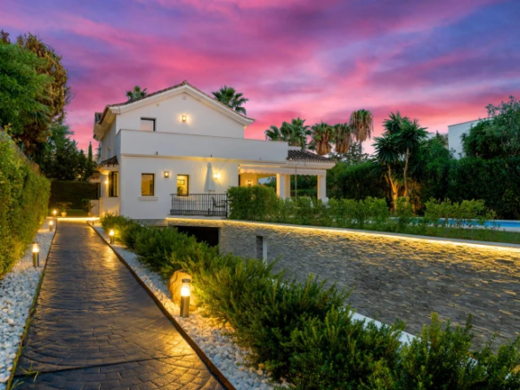 FOR SALE 🏡 Villa Cisne – Nueva Andalucía, Marbella