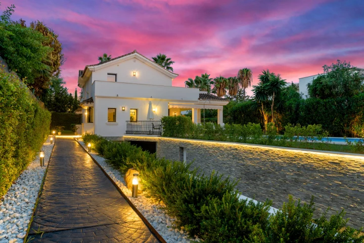 FOR SALE 🏡 Villa Cisne – Nueva Andalucía, Marbella
