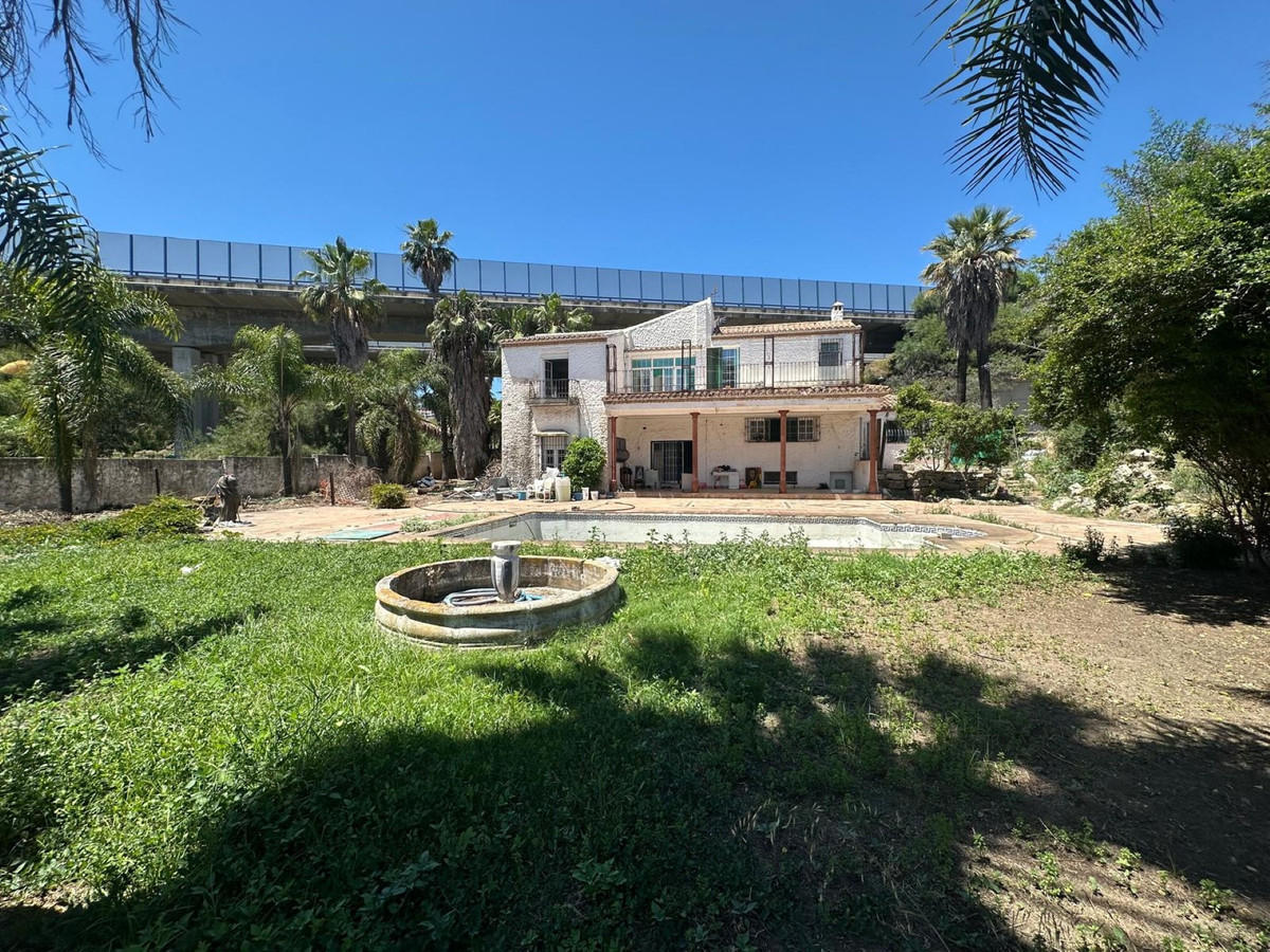 FOR SALE 🏡 Seven-Bedroom Villa to Renovate on big Plot – El Colorado, Nueva Andalucía, Marbella 🇪🇸