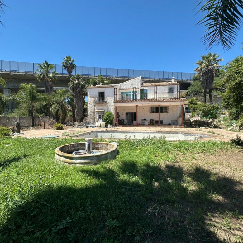 FOR SALE 🏡 Seven-Bedroom Villa to Renovate on big Plot – El Colorado, Nueva Andalucía, Marbella 🇪🇸
