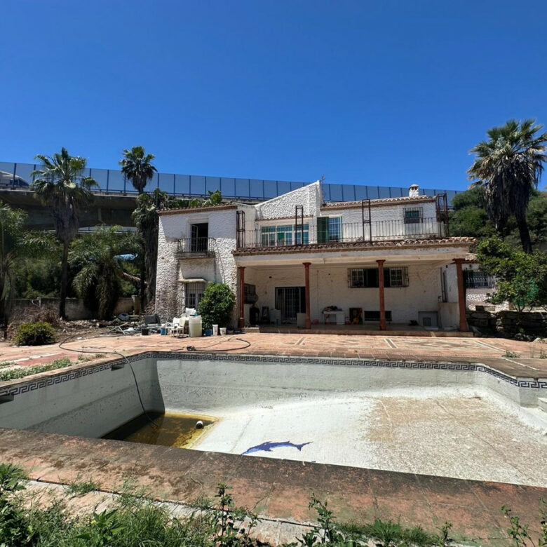 FOR SALE 🏡 Seven-Bedroom Villa to Renovate on big Plot – El Colorado, Nueva Andalucía, Marbella 🇪🇸