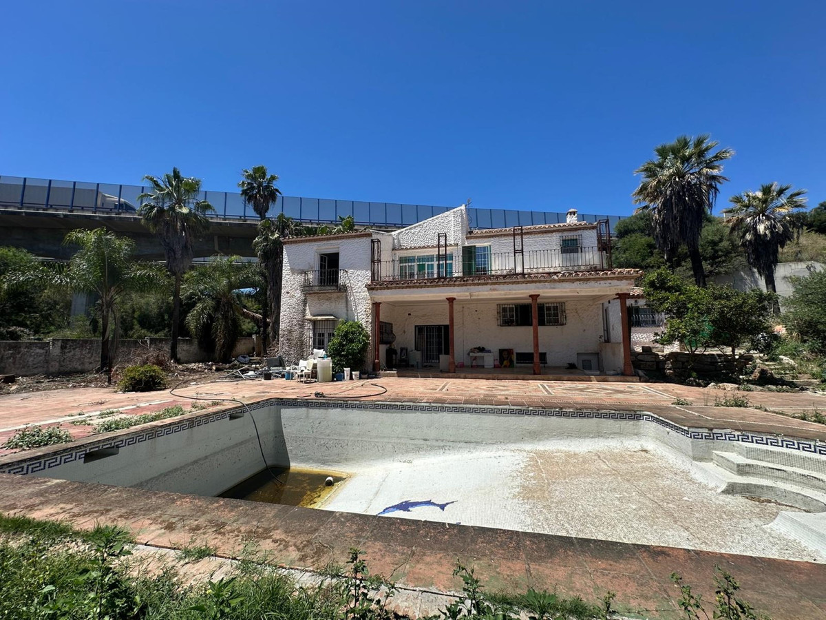 FOR SALE 🏡 Seven-Bedroom Villa to Renovate on big Plot – El Colorado, Nueva Andalucía, Marbella 🇪🇸