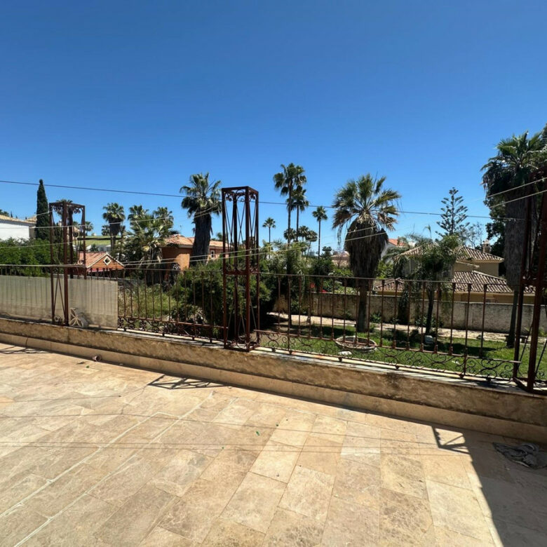 FOR SALE 🏡 Seven-Bedroom Villa to Renovate on big Plot – El Colorado, Nueva Andalucía, Marbella 🇪🇸